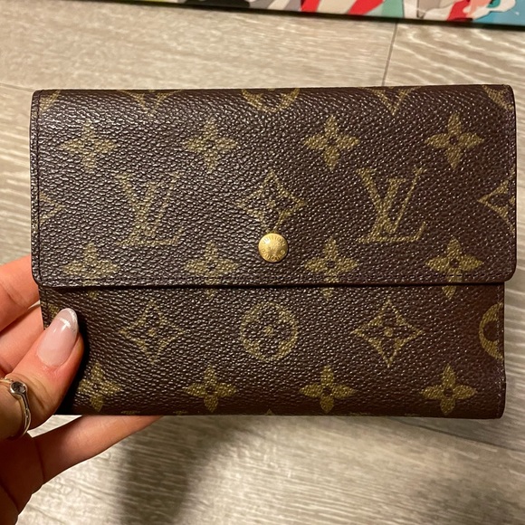 Auth Louis Vuitton wallet - Picture 1 of 8